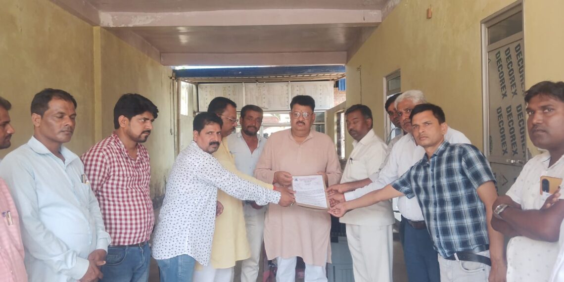 पेयरिंग के नाम पर बन्द किये जा रहे स्कूलों से बढ़ेगी समस्याएं, प्राथमिक संघ ने नौतनवा विधायक प्रतिनिधि को सौंपा ज्ञापन