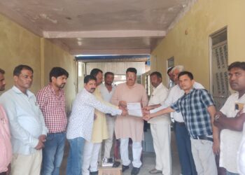 पेयरिंग के नाम पर बन्द किये जा रहे स्कूलों से बढ़ेगी समस्याएं, प्राथमिक संघ ने नौतनवा विधायक प्रतिनिधि को सौंपा ज्ञापन