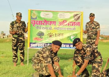 पेड़ लगाओ, पर्यावरण बचाओ के तहत सशस्त्र सीमा बल के जवानों ने 150 पौधे रोपे, हजार पौधे रोपने का है लक्ष्य
