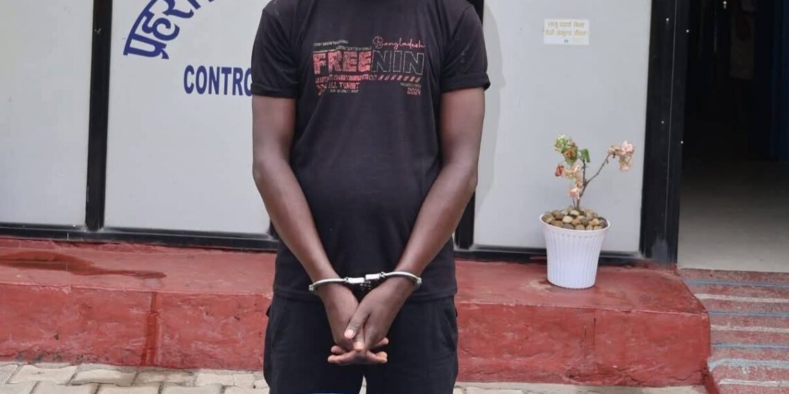 प्रतिबंधित नशीली दवाओं के साथ एक गिरफ्तार