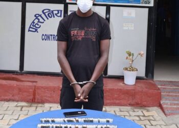 प्रतिबंधित नशीली दवाओं के साथ एक गिरफ्तार