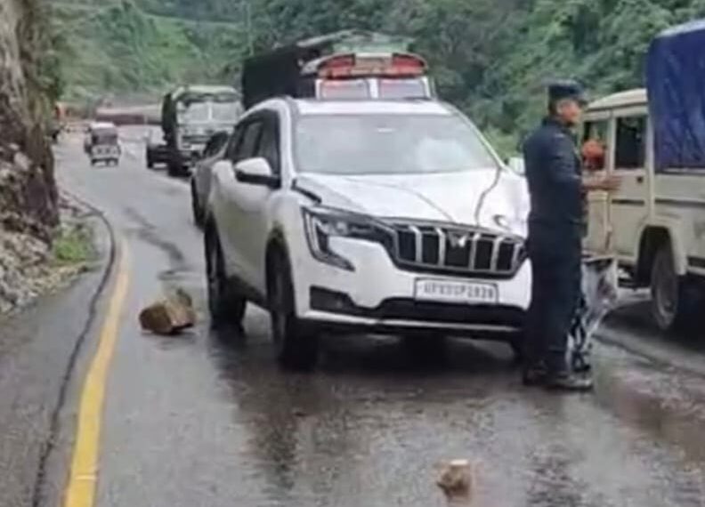 मुगलिन-नारायणगढ़ मार्ग पर चलती कार पर गिरा पत्थर तीन भारतीय घायल