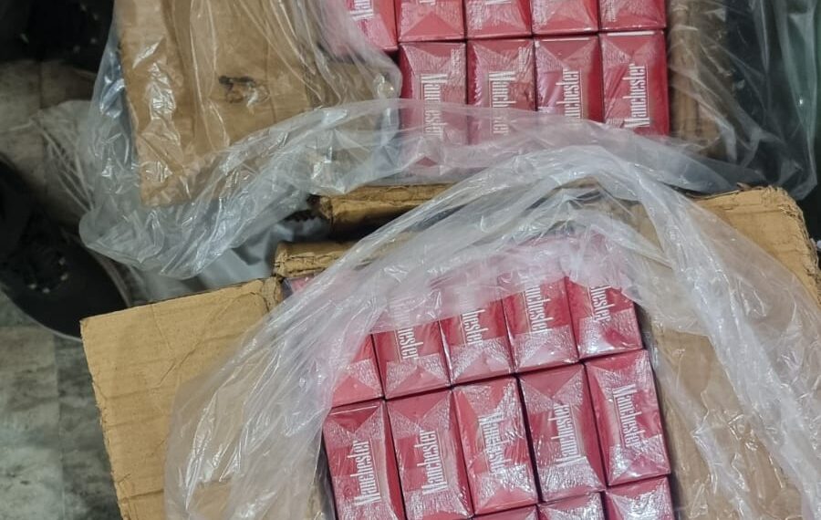 सोनौली में बस के नीचे रखी विदेशी सिगरेट और खाद बरामद