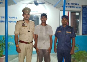 मानसिक रूप से विक्षिप्त युवक को किया नेपाल पुलिस के हवाले