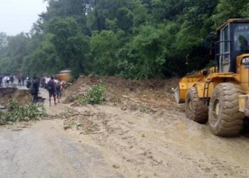 दौन्नने में भूस्खलन से काठमांडू मार्ग अवरुद्ध