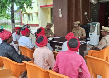 सोनौली कोतवाली में चौकीदारों के साथ बैठक, कोतवाल ने दिए आवश्यक दिशा-निर्देश