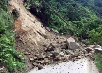 पोखरा और नारायण घाट मार्ग एकतरफा संचालन, बारिश के कारण आई बाढ़ और भूस्खलन के कारण सात राजमार्ग पूरी तरह से अवरुद्ध