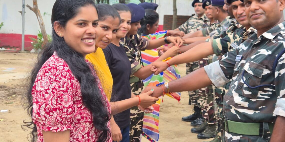 सोनौली बॉर्डर पर एसएसबी महिला जवानों ने साथी जवानों को बाधी राखी