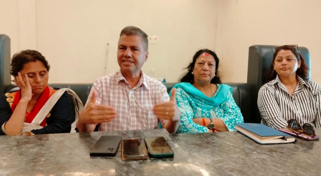 नेपाल के किसानो को मजबूत बनाने के लिए भारत का सहयोग जरूरी, सचित्र- पत्रकारों से बातचीत के दौरान मौजूद सूर्य भूषाल एवं संस्था के सदस्य