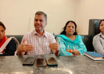 नेपाल के किसानो को मजबूत बनाने के लिए भारत का सहयोग जरूरी, सचित्र- पत्रकारों से बातचीत के दौरान मौजूद सूर्य भूषाल एवं संस्था के सदस्य