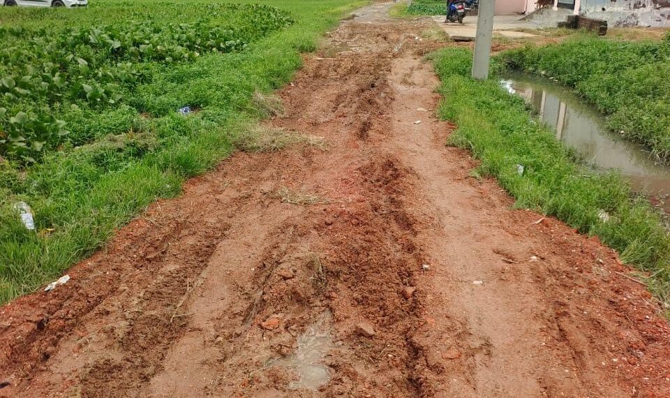 सोनौली में पक्की सड़क पर गिरा दी गयी मिट्टी गिरकर चोटिल हो रहे लोग