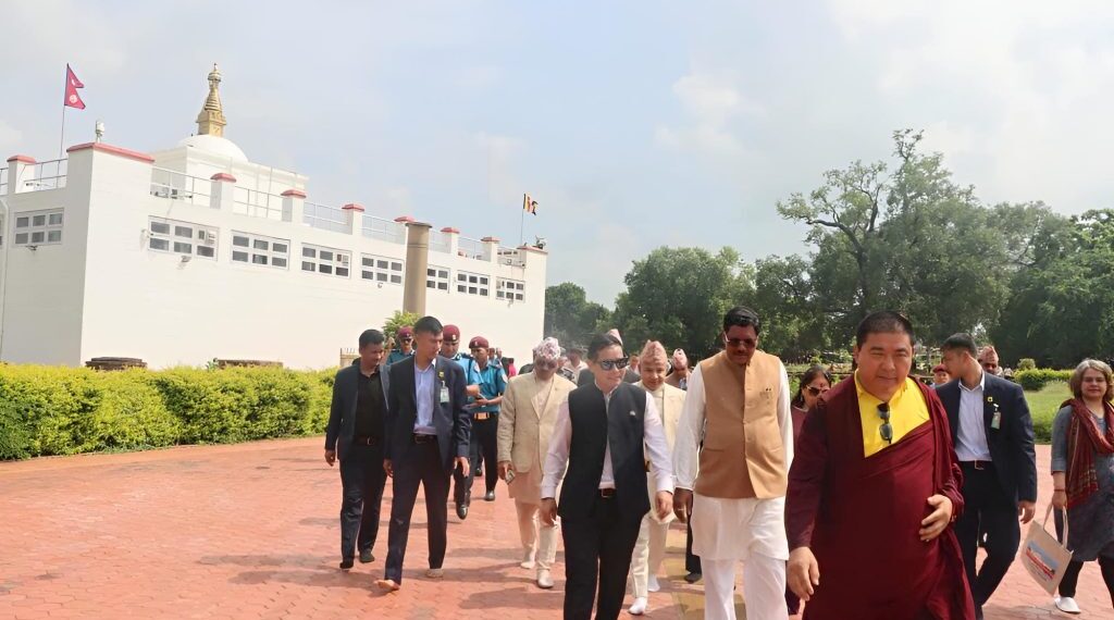 मुख्य न्यायाधीश भूषण रामकृष्ण गवई ने लुम्बिनी मायादेवी मंदिर में बुद्ध की जन्मस्थली का दौरा किया और विश्व शांति तथा भारत-नेपाल मैत्री के लिए प्रार्थना की