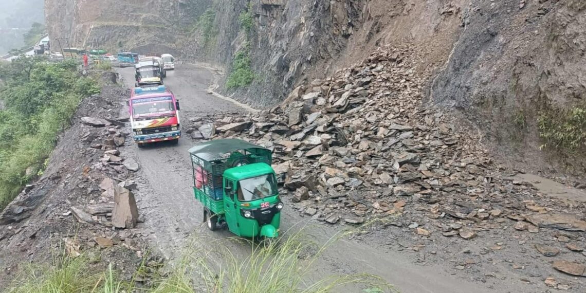 नारायणगढ़-मुग्लिन मार्ग पर भूस्खलन मार्ग अवरुद्ध