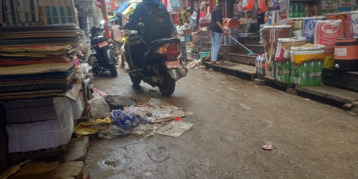 नगर पंचायत दो नंबर गली कचरे के ढेर में तब्दील, बदबू से लोग परेशान