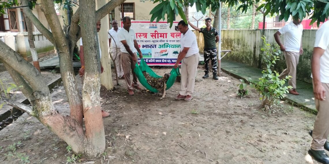 सोनौली। एसएसबी ने चलाया स्वच्छता अभियान