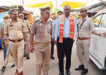 नवरात्रि पर्व पर लेहड़ा मंदिर का डीएम संतोष कुमार शर्मा ने किया निरीक्षण, सुरक्षा और सुविधा को चाक चौबंद कराने के निर्देश