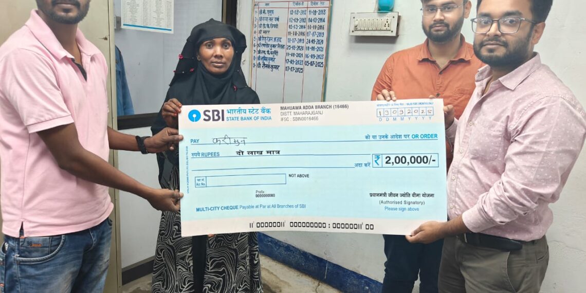 प्रधानमंत्री जीवन ज्योति बीमा योजना के तहत मृतक खाताधारक के नॉमिनी को दो लाख का चेक