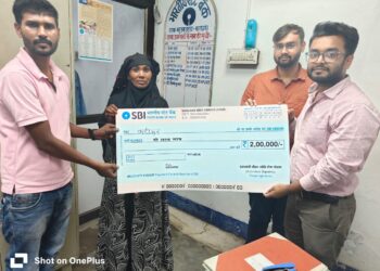 प्रधानमंत्री जीवन ज्योति बीमा योजना के तहत मृतक खाताधारक के नॉमिनी को दो लाख का चेक