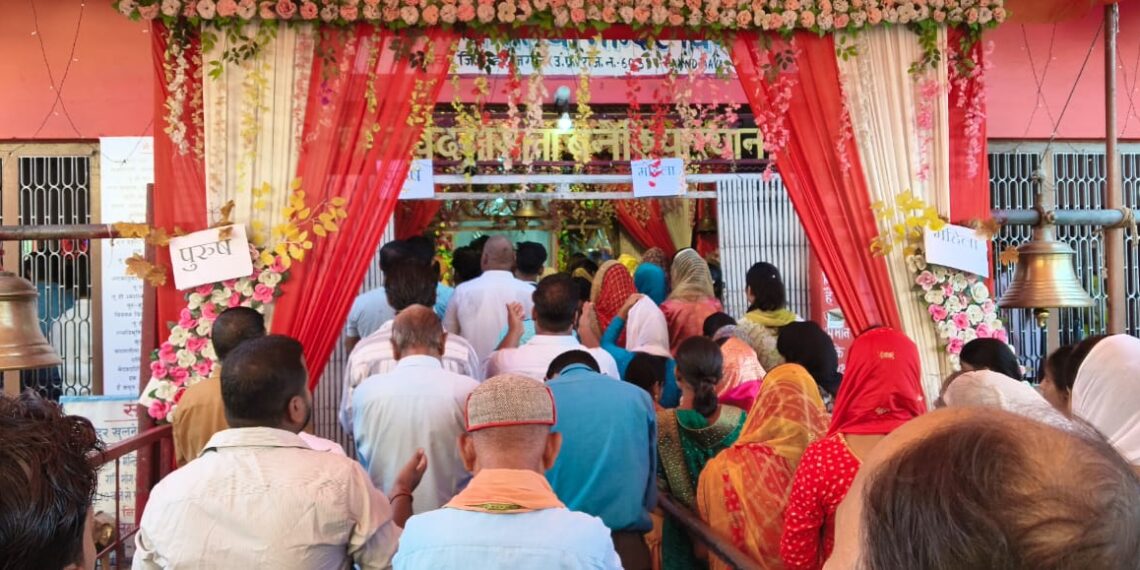 नौतनवा के माँ बनैलिया माता मंदिर में शारदीय नवरात्र पर श्रद्धालुओं की काफी भीड़ 