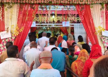 नौतनवा के माँ बनैलिया माता मंदिर में शारदीय नवरात्र पर श्रद्धालुओं की काफी भीड़ 