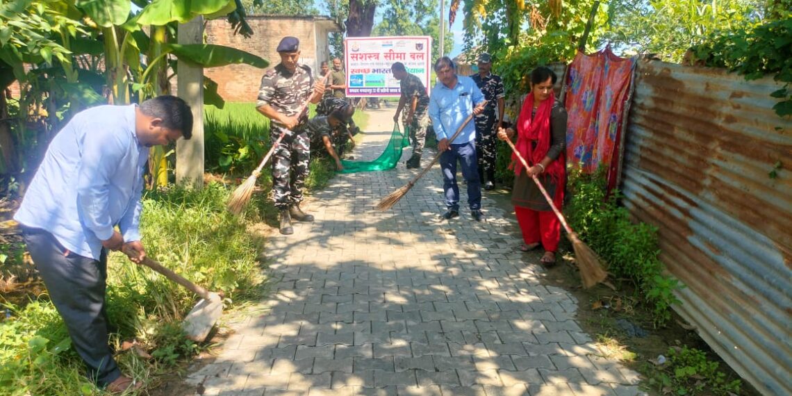 एसएसबी ने चलाया स्वच्छता अभियान के तरह ग्रामीणों को किया जागरूक