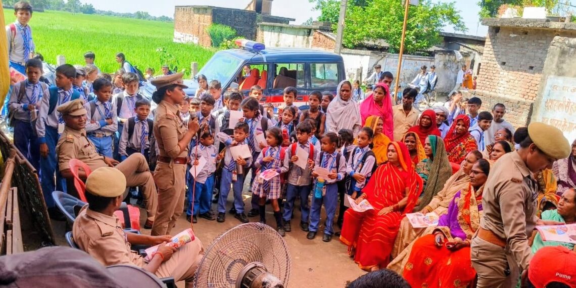 सोनौली: स्कूल चलो अभियान के तहत किया जागरूक