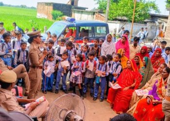 सोनौली: स्कूल चलो अभियान के तहत किया जागरूक