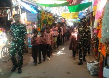 सोनौली: स्कूल चलो अभियान के तहत किया जागरूक