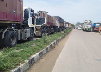 नही मिल पा रहा भारतीय मालवाहक ट्रको को नेपाल में प्रवेश, सीमा पर छ किमी पहुचा जाम एक सप्ताह से फसे है ट्रक चालक