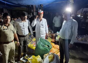 सोनौली। फरेनी बाजार में छापेमारी, अवैध पटाखा बरामद