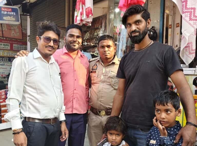 सोनौली। दादी के साथ वापस घर जा रहे बच्चे बिछड़े, पुलिस ने मिलाया