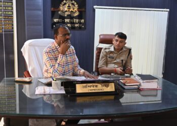 महराजगंज डीएम व एसपी द्वारा थाना श्यामदेउरवा का किया गया आकस्मिक निरीक्षण