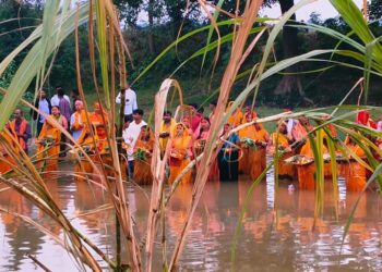 भारत- नेपाल की सीमा पर स्थित तिनाव नदी पर ब्रतिओ ने सूर्य को अर्घ्य देकर किया पारण