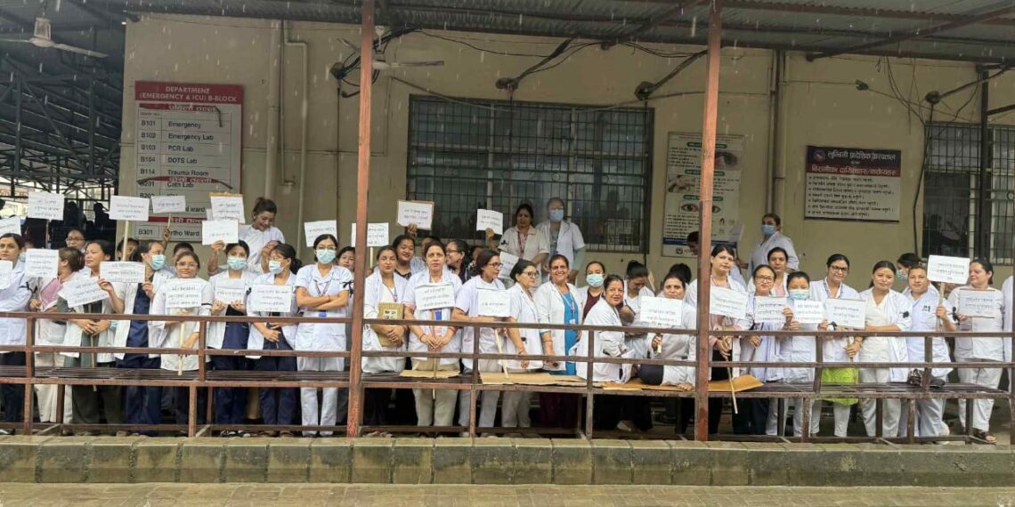 लुंबिनी प्रादेशिक हॉस्पिटल में नर्सों का धरना जारी