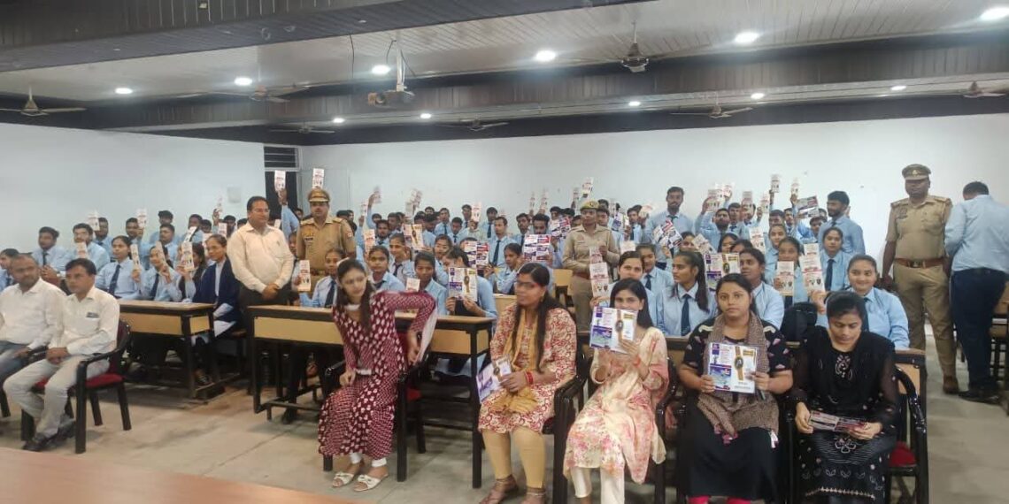 राजीव गांधी कॉलेज ऑफ फार्मेसी में मिशन शक्ति टीम ने छात्राओं को दिलाई साइबर और कानूनी जागरूकता