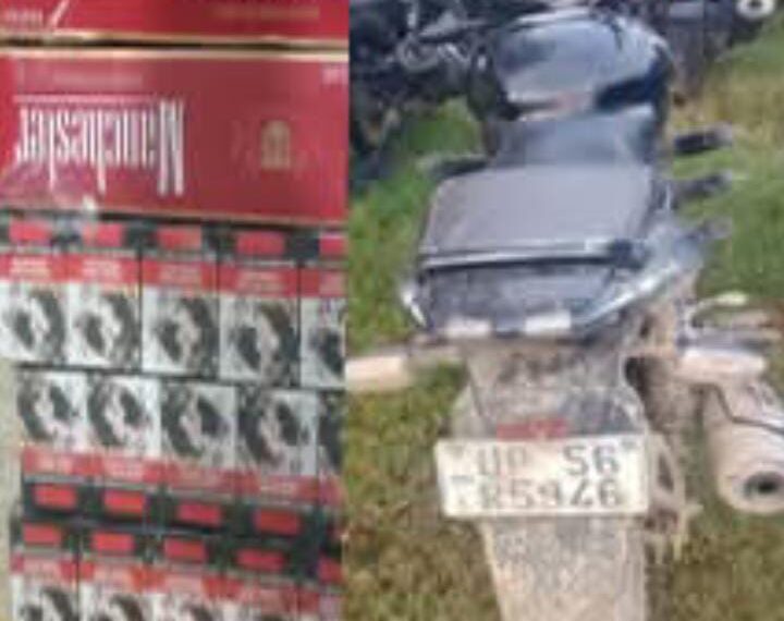 भारतीय बाइक पर स्पोर्ट गिफ्ट और विदेशी सिगरेट बरामद