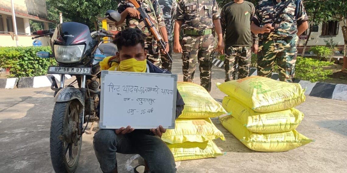 एसएसबी जवानों ने तस्करी कर नेपाल पहुंचाई जा रही 6 बोरी यूरिया किया बरामद