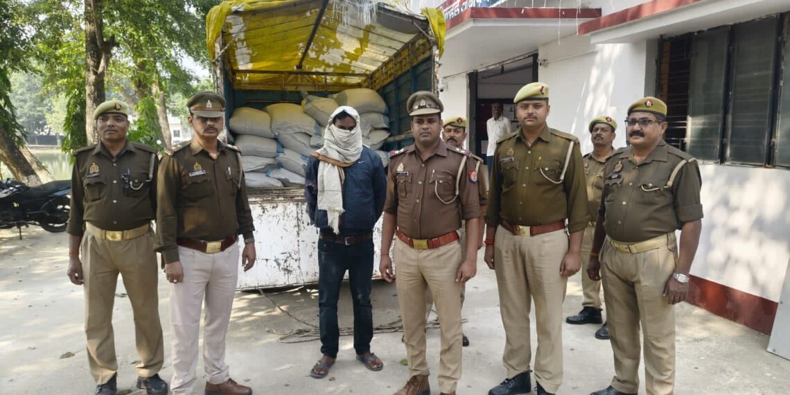 कोल्हुई। पिकअप में लदी 20 बोरी कद्दू के बीज जब्त, पुलिस ने की कार्यवाही