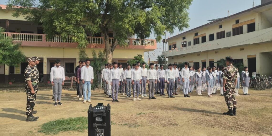 छात्रों ने एसएसबी के साथ समूह में किया वन्देमातरम गान