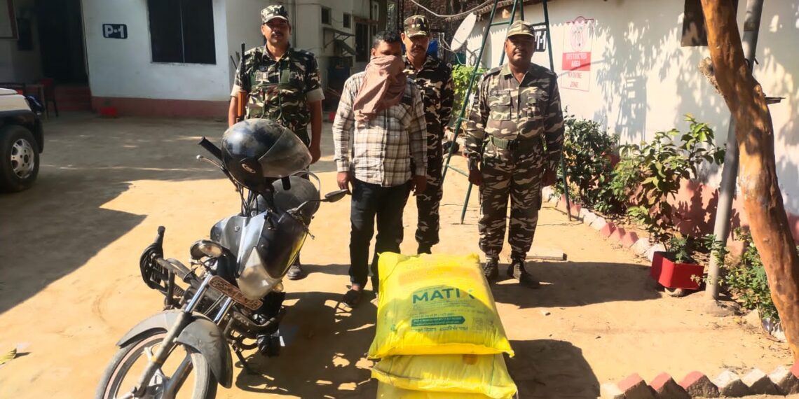 पगडंडियों के रास्ते नेपाल जा रहा तीन बोरी खाद बरामद एक गिरफ्तार, 1500 में खरीद कर 3000 में नेपाल में बेचा जाता है खाद