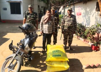 पगडंडियों के रास्ते नेपाल जा रहा तीन बोरी खाद बरामद एक गिरफ्तार, 1500 में खरीद कर 3000 में नेपाल में बेचा जाता है खाद