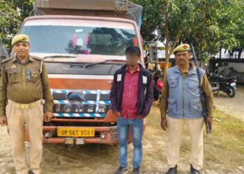 कोल्हुई। 100 बोरी यूरिया तस्करी कर नेपाल जा रहे मिनी ट्रक को पुलिस ने पकड़ा, युवक गिरफ्तार