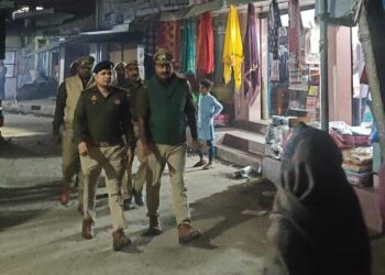 नौतनवा सीओ अंकुर गौतम ने अड्डा बाजार में किया मार्च, दिए शांति बनाए रखने के निर्देश