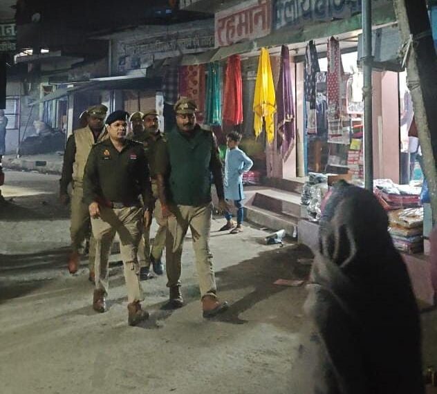 नौतनवा सीओ अंकुर गौतम ने अड्डा बाजार में किया मार्च, दिए शांति बनाए रखने के निर्देश