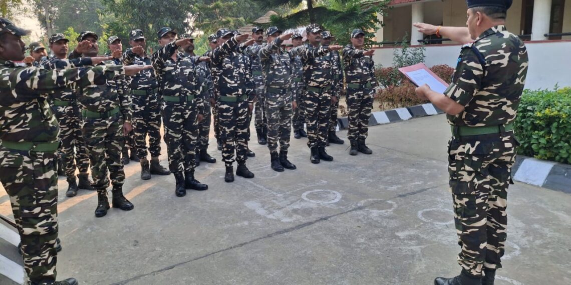 इंस्पेक्टर ने संविधान दिवस पर जवानों को दिलाई शपथ