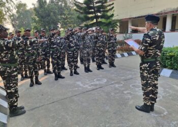 इंस्पेक्टर ने संविधान दिवस पर जवानों को दिलाई शपथ