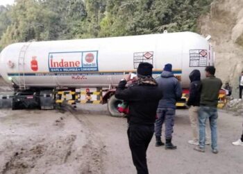 गैस बुलेट के सड़क पर गिरने से आवागमन अवरुद्ध