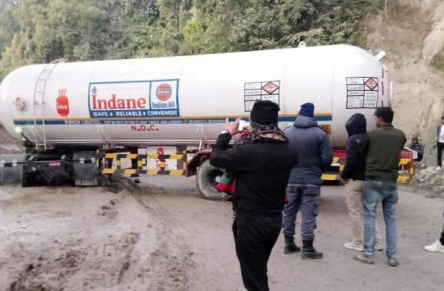 गैस बुलेट के सड़क पर गिरने से आवागमन अवरुद्ध