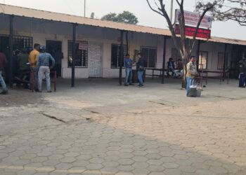 बेलहिया भंसार कार्यालय पर बिचौलियों का कब्ज़ा, भारतीय पर्यटकों से की जा रही अवैध वसूली