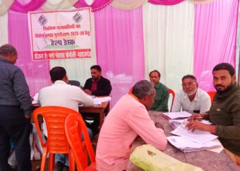 सोनौली। कैम्प लगा कर भरा गया एसआईआर फॉर्म